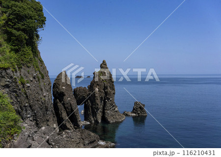 岩が挟まった奇形・切浜はさかり岩・山陰海岸ジオパーク・但馬漁火ラインの海岸・兵庫県豊岡市竹野海岸 116210431