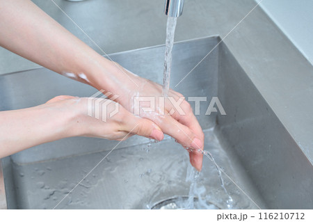 手を洗う女性の手元 116210712
