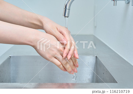 手を洗う女性の手元 手を洗う女性の手元 116210719