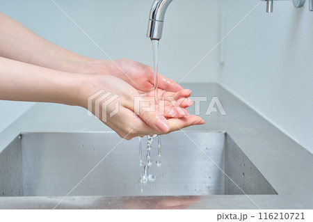 手を洗う女性の手元 116210721