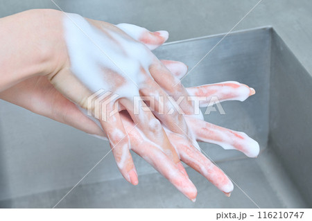 手を洗う女性の手元 116210747
