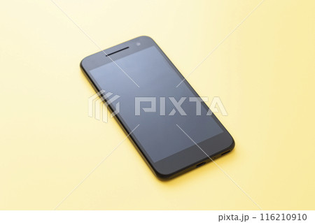 黄色背景にスマホ 黄色背景にスマホ 116210910