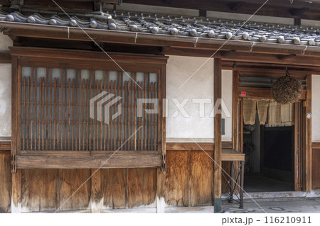 格子窓と杉玉の架かる民家・宮津 116210911