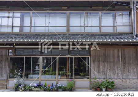 入口に植木鉢が並ぶ商店・宮津 入口に植木鉢が並ぶ商店・宮津 116210912