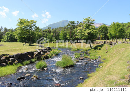山と小川の涼やかな郊外の景色 山と小川の涼やかな郊外の景色 116211112