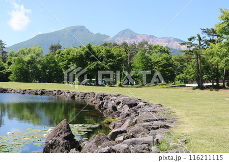 小川と遠くに山が見える景観 小川と遠くに山が見える景観 116211115