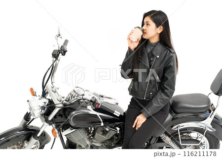 バイクの上でコーヒーを飲むバイク女子 116211178