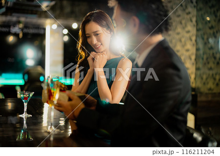 バーで飲む男女 バーで飲む男女 116211204