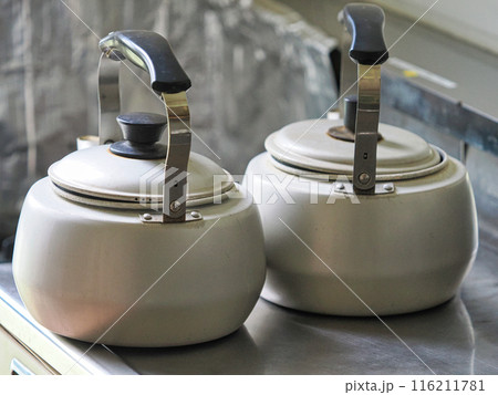 給湯室の古いヤカン二つ 116211781