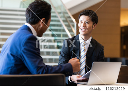 商談するビジネスマン 116212029