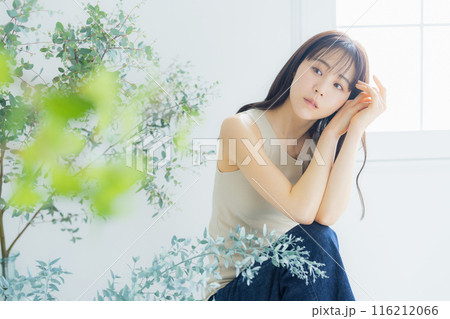 若い女性のヘアケアイメージ 若い女性のヘアケアイメージ 116212066