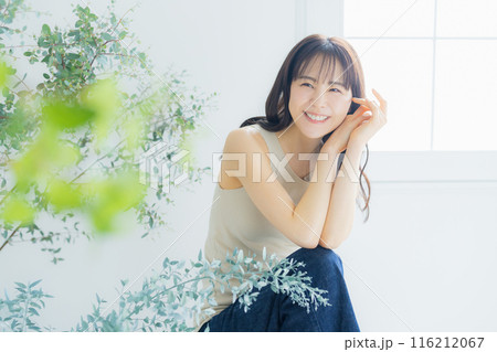 若い女性のヘアケアイメージ 若い女性のヘアケアイメージ 116212067