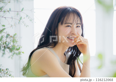 若い女性のヘアケアイメージ  116212068