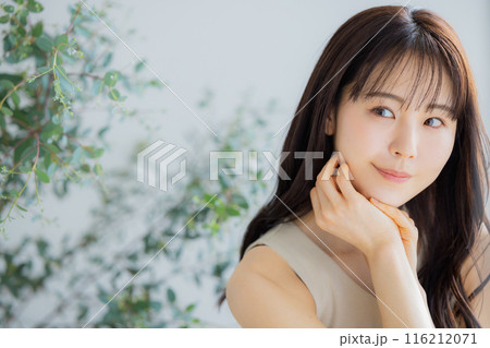 若い女性のヘアケアイメージ  116212071