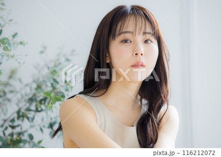 若い女性のヘアケアイメージ 若い女性のヘアケアイメージ 116212072
