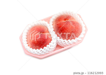 パック入りの桃2コ【白背景・切り抜き】 116212093