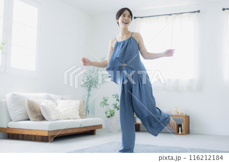 青いキャミソールの女性 青いキャミソールの女性 116212184