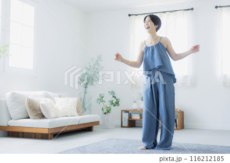 青いキャミソールの女性 青いキャミソールの女性 116212185