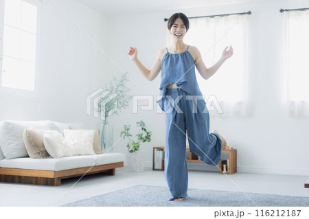 青いキャミソールの女性　　   116212187