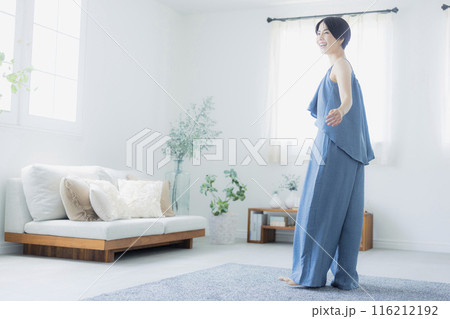 青いキャミソールの女性　　   116212192