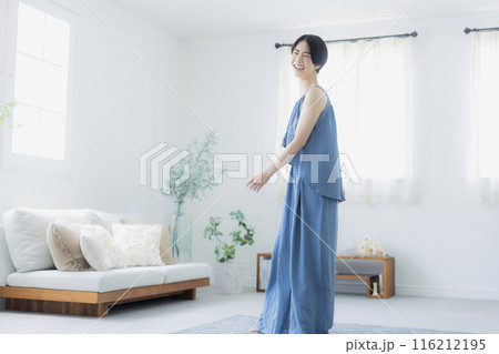 青いキャミソールの女性　　   116212195
