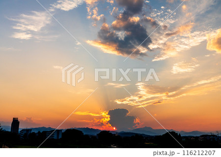 夏 夕焼けの光芒 山に沈む夕日 夏 夕焼けの光芒 山に沈む夕日 116212207