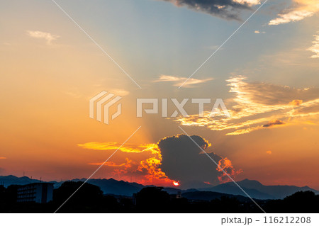 夏 夕焼けの光芒 山に沈む夕日 夏 夕焼けの光芒 山に沈む夕日 116212208