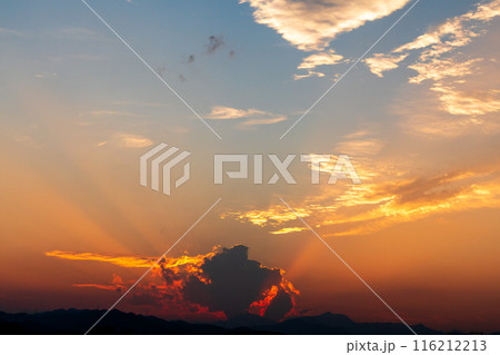 夏　夕焼けの光芒　山に沈む夕日 116212213