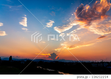 夏　夕焼けの光芒　山に沈む夕日 116212214