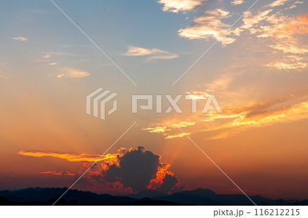 夏　夕焼けの光芒　山に沈む夕日 116212215