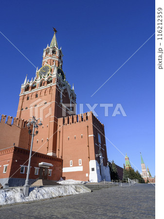 Spasskaya Tower of the medieval Kremlin with a star and a clock in Moscow, Russia 116212359