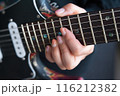 ギターを弾く女性 116212382