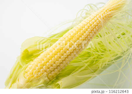 皮をむいたヤングコーンのクローズアップ 116212643