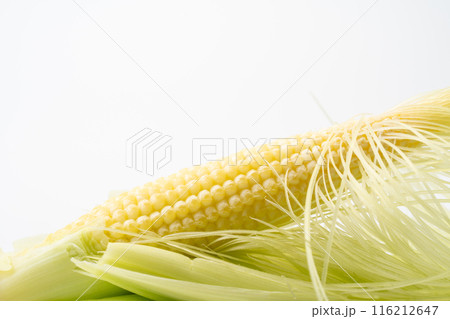 皮をむいたヤングコーンのクローズアップ 皮をむいたヤングコーンのクローズアップ 116212647