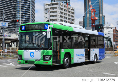 阪急の中津駅付近を走る大阪シティバス 116212779