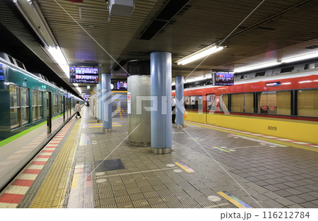 京阪電鉄 淀屋橋駅の地下ホームに停車する電車 京阪電鉄 淀屋橋駅の地下ホームに停車する電車 116212784