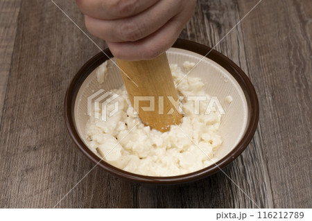 白和え　すり鉢で豆腐をすり潰す 116212789