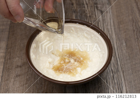 白和え　すり鉢で豆腐をすり潰し調味料を入れる 116212813