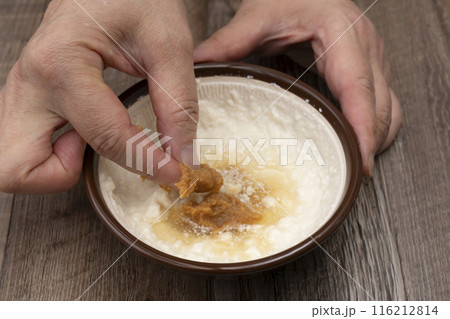 白和え すり鉢で豆腐をすり潰し調味料を入れる 白和え すり鉢で豆腐をすり潰し調味料を入れる 116212814