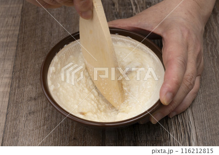 白和え すり鉢で豆腐をすり潰し調味料を入れる 白和え すり鉢で豆腐をすり潰し調味料を入れる 116212815