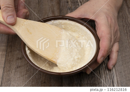 白和え　すり鉢で豆腐をすり潰し調味料を入れる 116212816