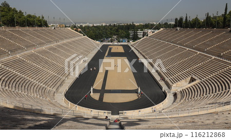 ギリシャのオリンピックスタジアムの観客席と円形劇場 116212868