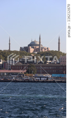 トルコはイスタンブールの世界遺産のイスラム建築のモスク、アヤソフィア、ハギア・ソフィアを海から見た トルコはイスタンブールの世界遺産のイスラム建築のモスク、アヤソフィア、ハギア・ソフィアを海から見た 116212870