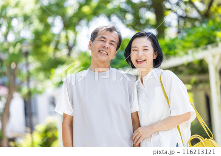 笑顔で歩くミドル夫婦 笑顔で歩くミドル夫婦 116213121