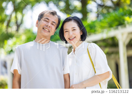 笑顔で歩くミドル夫婦 笑顔で歩くミドル夫婦 116213122