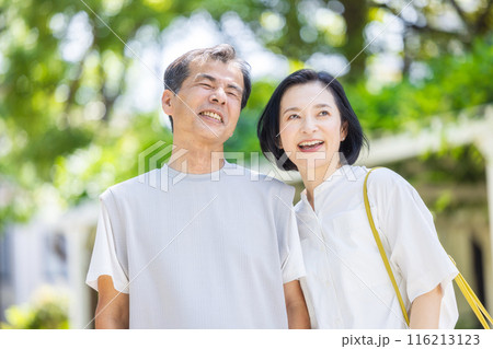 笑顔で歩くミドル夫婦 116213123