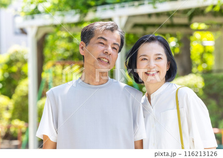 笑顔で歩くミドル夫婦 笑顔で歩くミドル夫婦 116213126
