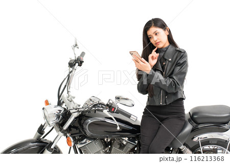 バイクに座ってスマホの地図を見て悩む若い女性 116213368