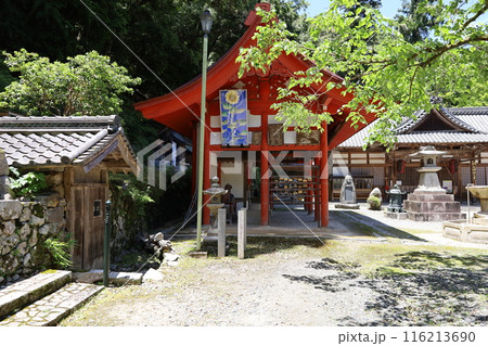 大阪府箕面市にある箕面公園の箕面山龍安寺境内の風景 大阪府箕面市にある箕面公園の箕面山龍安寺境内の風景 116213690