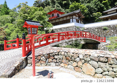 大阪府箕面市にある箕面公園の箕面山龍安寺境内の風景 大阪府箕面市にある箕面公園の箕面山龍安寺境内の風景 116213898